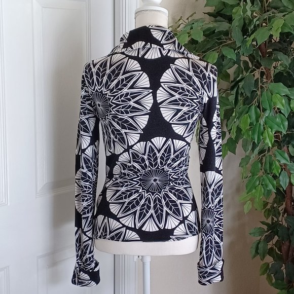 EUC Soft Surroundings Wrap/Surplice Black & White Print Top Size Small - Picture 3 of 6